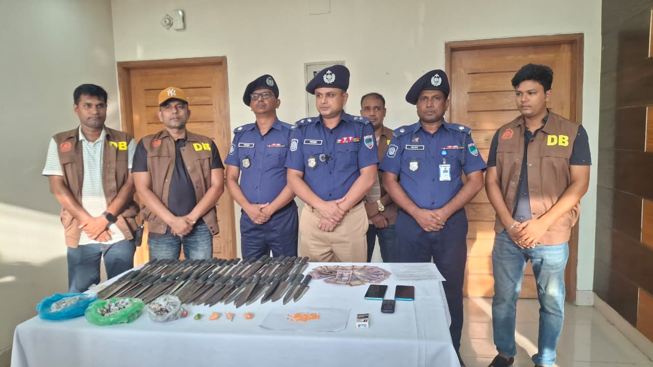 বাগেরহাটে যৌথ অভিযানে ইয়াবা-গাঁজা-চোলাই মদ, ছুরি ও জাল টাকাসহ গ্রেপ্তার ১১