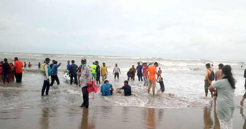 সৈকতে গোসলে নেমে পর্যটকের মৃত্যু, নিখোঁজ ১