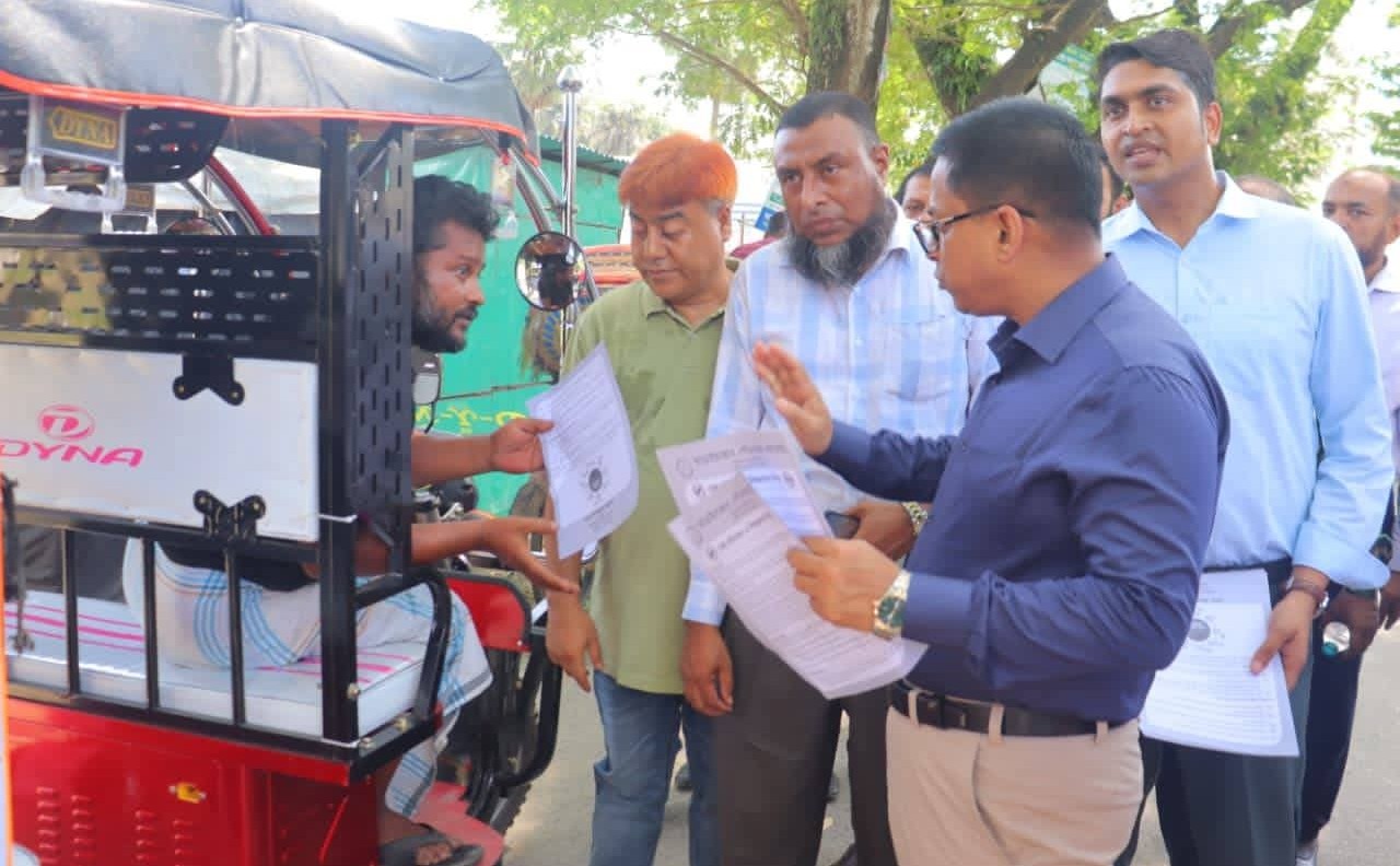 নারায়ণগঞ্জে ডেঙ্গু প্রতিরোধে জনসচেতনতা বাড়াতে মাঠে ডিসি মো : রায়হান কবির