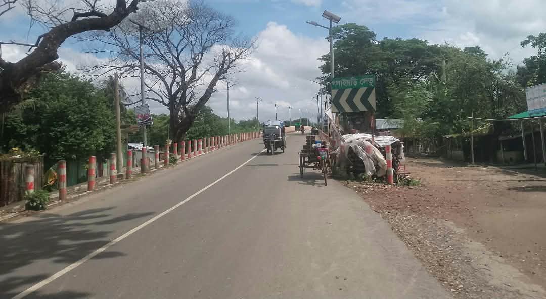 দামুড়হুদায় সড়কের সোলার লাইট অকেজো, অন্ধকারে জনদুর্ভোগ, কর্তৃপক্ষ নির্বিকার