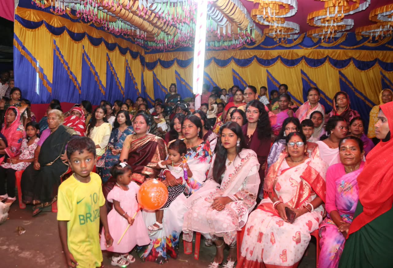 বাগাতিপাড়ায় পূজামণ্ডপ পরিদর্শনে সমাজকল্যাণ প্রতিমন্ত্রী পুতুল