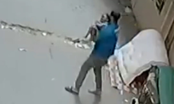 বারান্দা থেকে পড়ে যাচ্ছিল শিশু, ‘নায়কের মতো’ বাঁচালেন যুবক