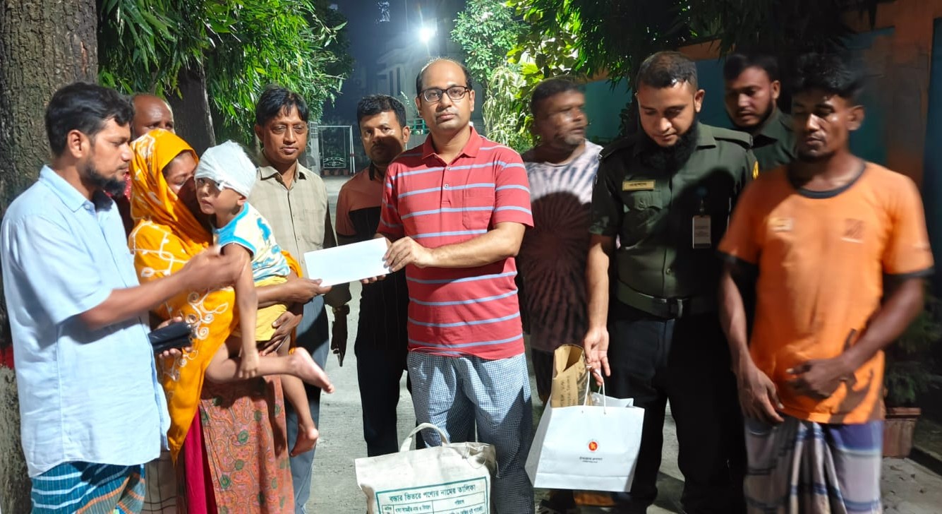 না.গঞ্জ সদর উপজেলা প্রশাসনের ৪ ঘণ্টার চেষ্টায় পরিবারের কোলে ফিরল ৪ বছরের আবদুল্লাহ