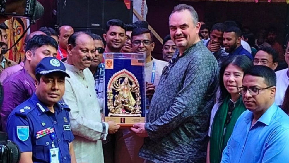 পূজামণ্ডপ পরিদর্শন শেষে মার্কিন রাষ্ট্রদূত চা খেতে না’গঞ্জের ঐতিহ্যবাহী বোস কেবিনে
